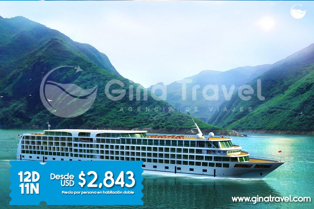 Crucero turístico navegando por el río Yangtsé en China, rodeado de paisajes montañosos y tradicionales pueblos chinos.